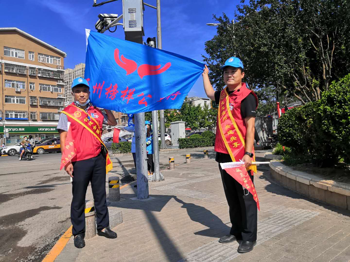 <strong>几个男人扒开女人的小穴洞洞里直接用鸡巴插进去女人受不了叫床黄色视频</strong>